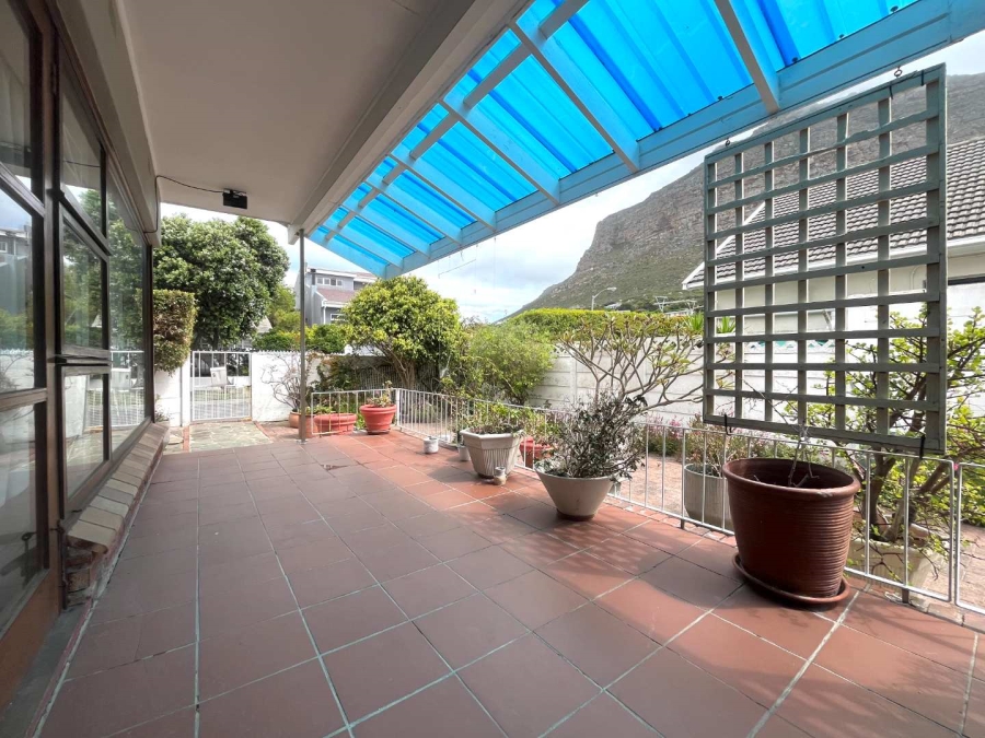 4 Bedroom Property for Sale in Lakeside Western Cape